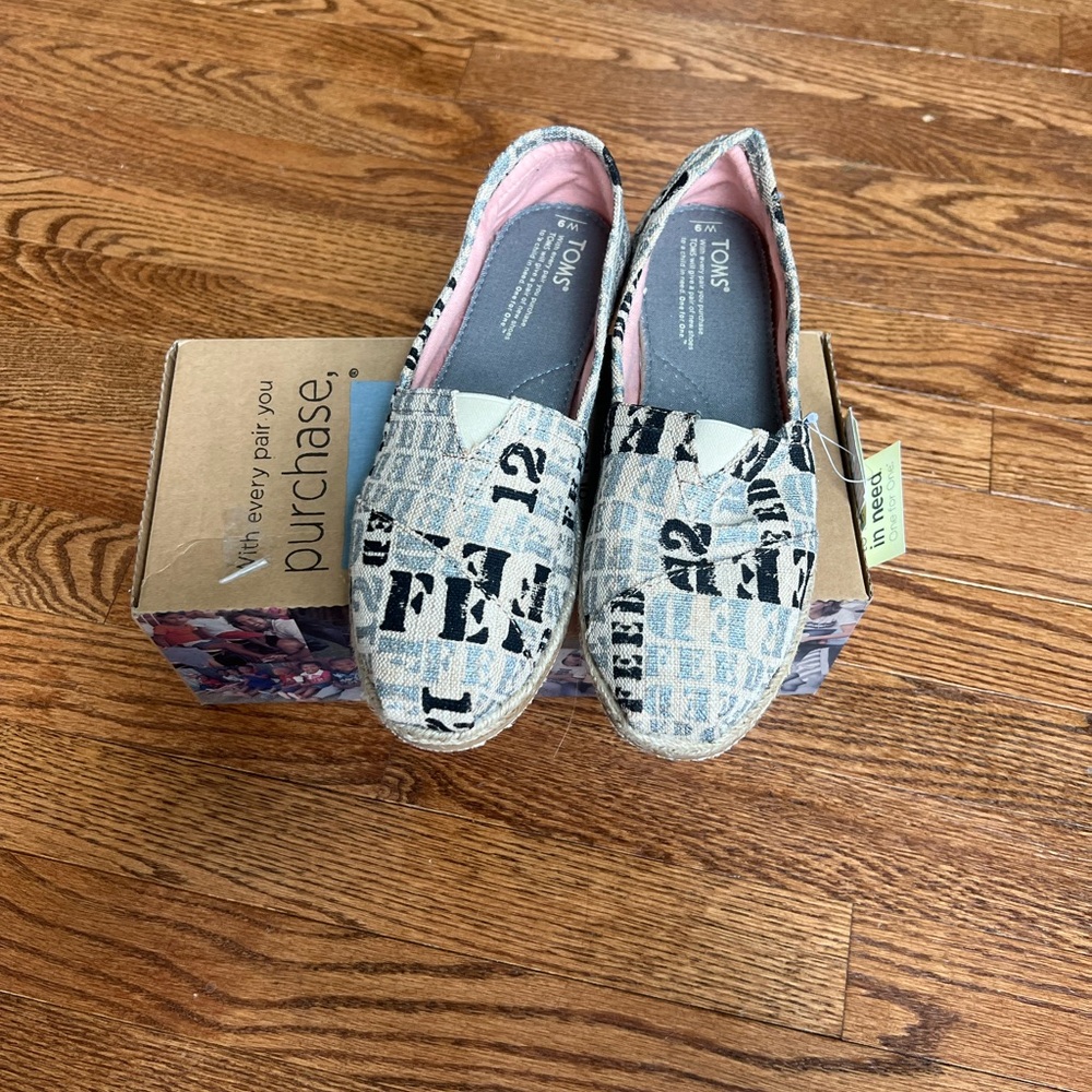 TOMS Women's Patterned Slip-On Flats - Black and Cream